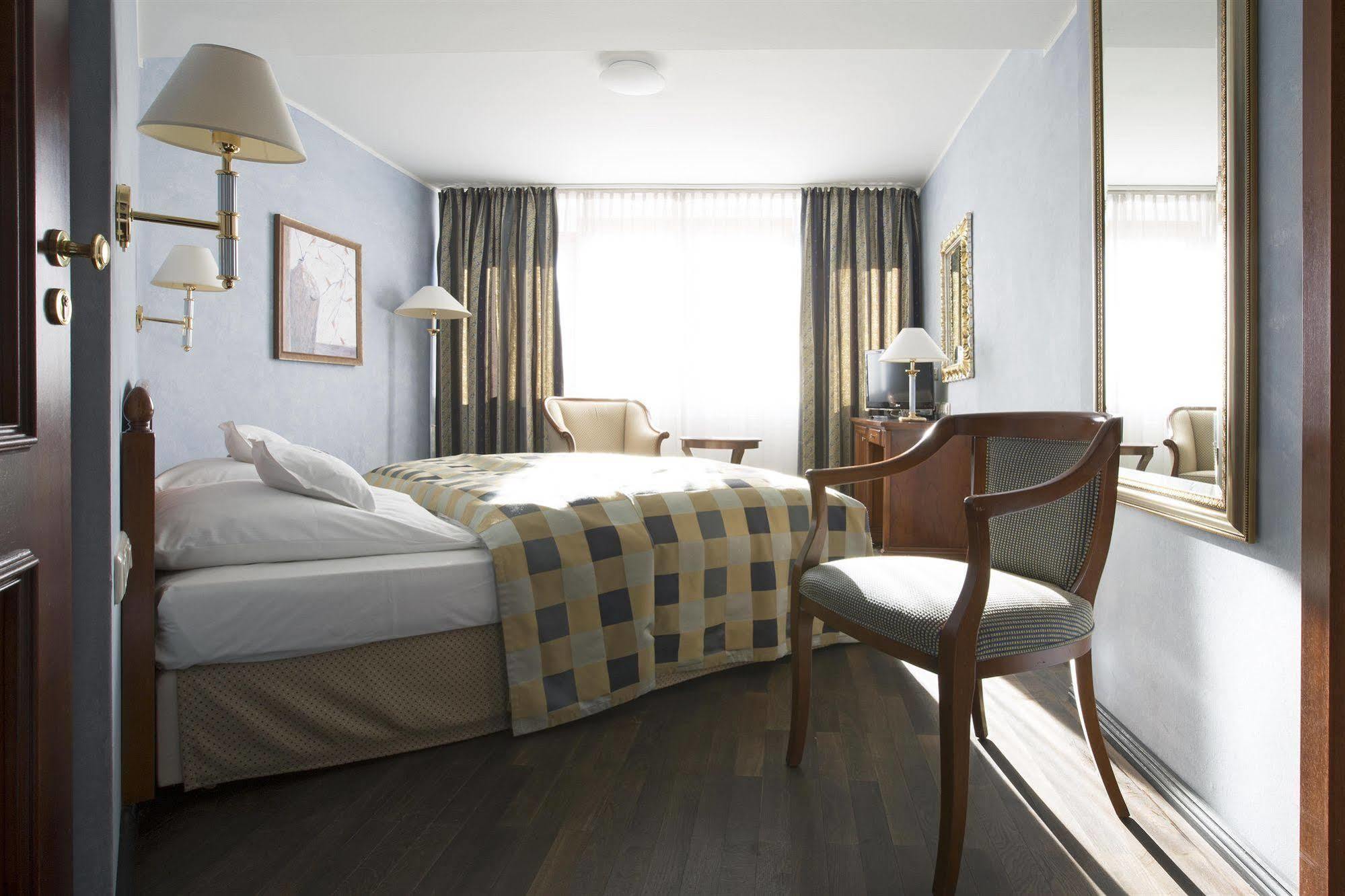 Hotel Neuwirt Zorneding Eksteriør bilde